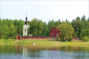 Церквушка на отшибе от монастыря на Коневце
